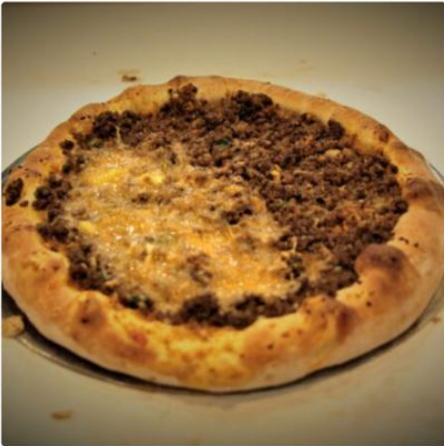 פיצה בשר וגבינה צ'דר